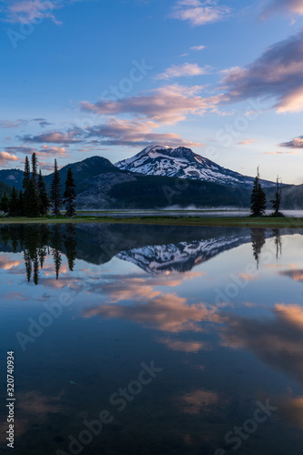Fototapeta Naklejka Na Ścianę i Meble -  Sunrise Mountain Reflections - Sparks Lake - Oregon