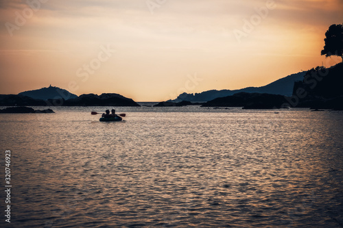 Canoa al tramonto nella baia di Fiascherino, Tellaro, provincia di La Spezia