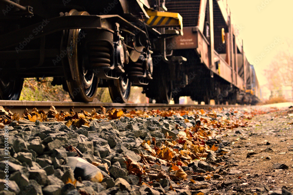 Obraz premium Zug auf Bahnschiene