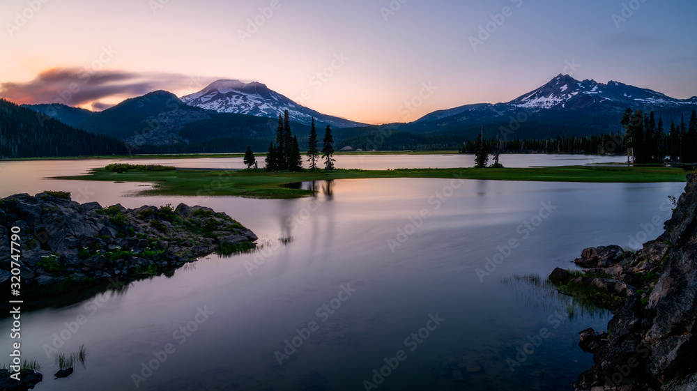 Sparks Lake Sunset - Mountains  - Oregon 