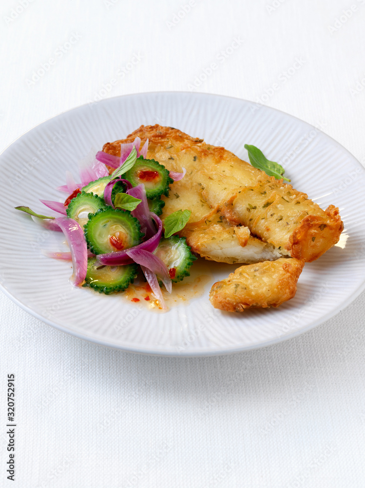 Paniertes Tilapia Fischfilet mit Salat Paniertes Tilapia Fischfilet mit Salat