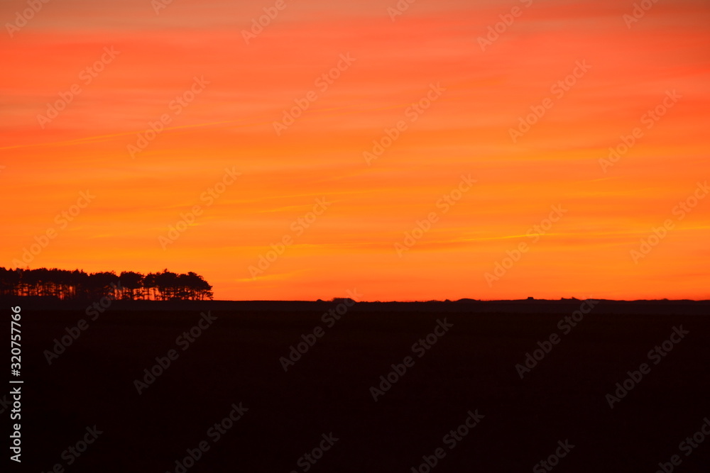 Obraz premium Coucher de soleil orange sur la plaine de Paluel, Normandie, France