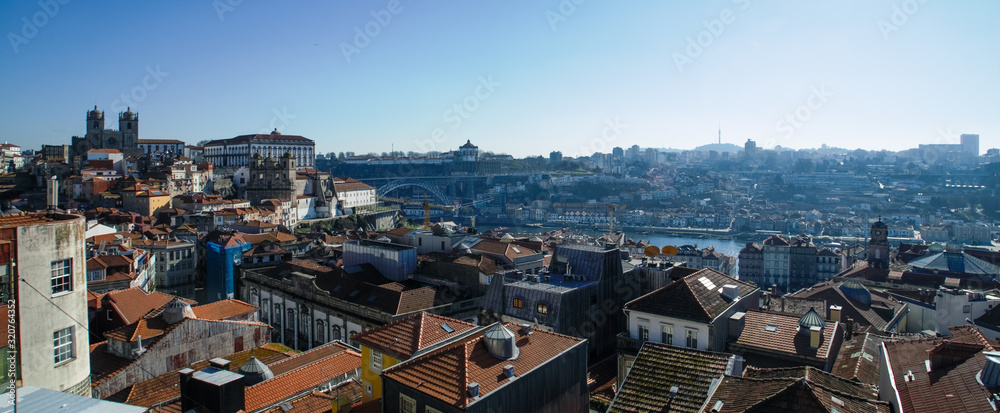 Panorámica de Oporto donde se ve la catedral, el puente de Luis I, el río Duero y el barrio de La Ribeira.