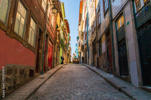 Fototapeta Naklejka Na Ścianę i Meble -  La calle de atrás (portugués: rúa de trás) en Oporto. Una calle típica de la ciudad, estrecha, adoquinada y con una gran pendiente.