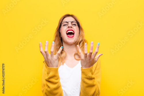 Foto young pretty blonde woman looking desperate and frustrated, stressed, unhappy an