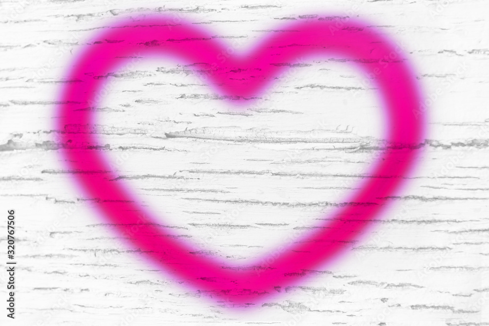 graue Holzplanke mit Herz in pink