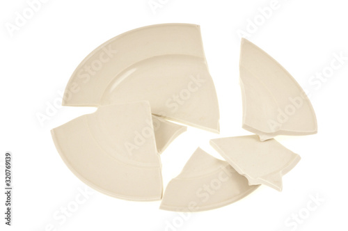 Assiette blanche cassée sur fond blanc