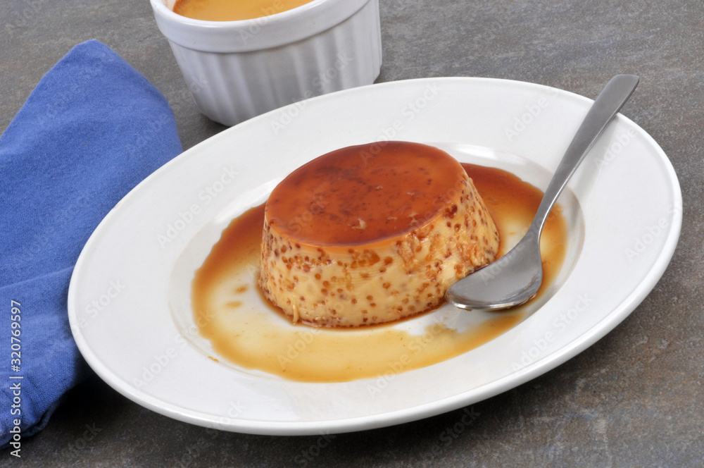 Flan aux œufs et caramel dans une assiette Flan aux œufs et caramel dans une assiette