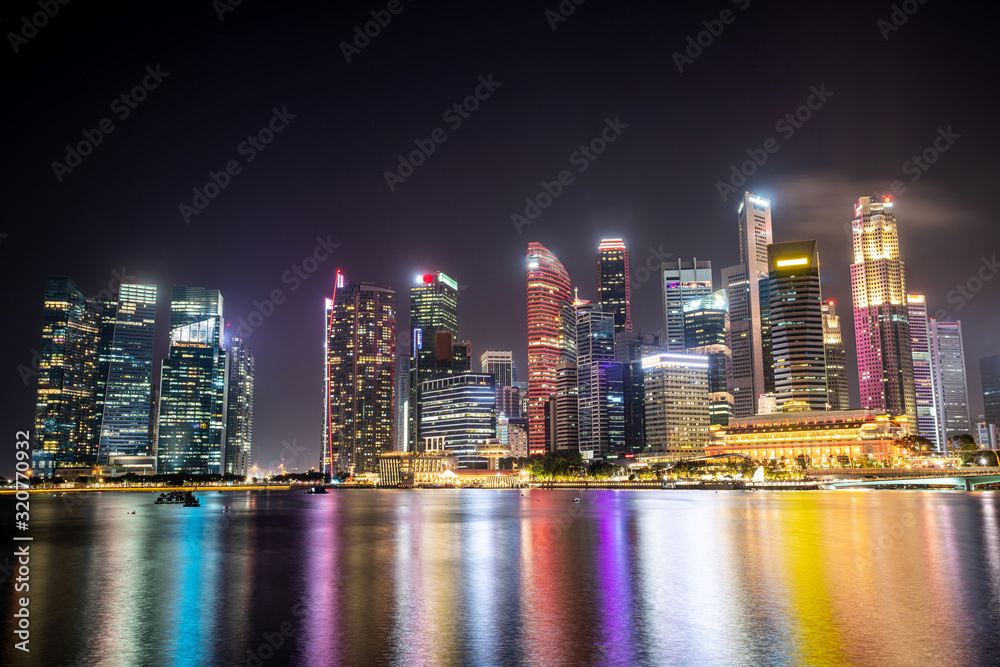 Obraz premium Singapore downtown cityscape of business district downtown skyline and city skyscraper dusk at Marina Bay in night time