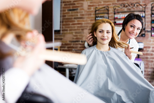 Woman consults with master in hairdress