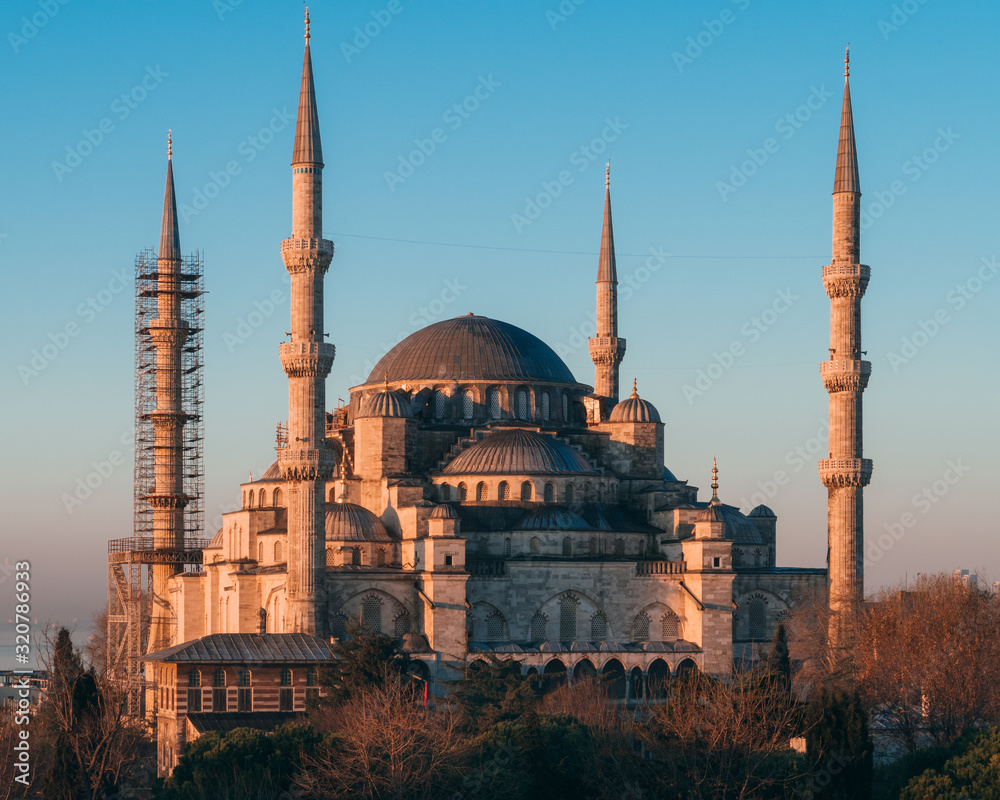 Obraz premium Istanbul, Turkey - Jan 11, 2020: top view over Sultan Ahmed Mosque or Blue Mosque, Sultanahmet, Istanbul, Turkey