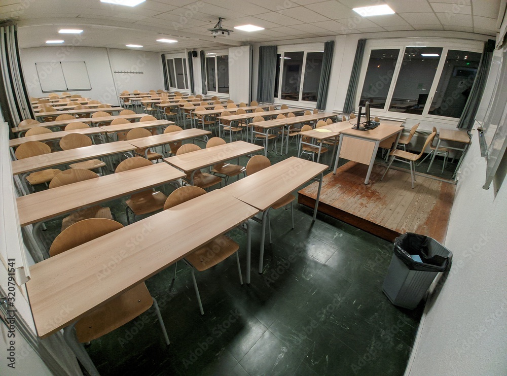 Salle de classe vide endroit ou il y a des cours et des conférence avec un proffesseur d'école supérieure, autrement dit un amphithéatre, France