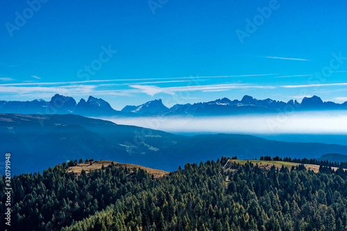 Fernblick auf Wälder und blaue Berge mit Nebelschwaden