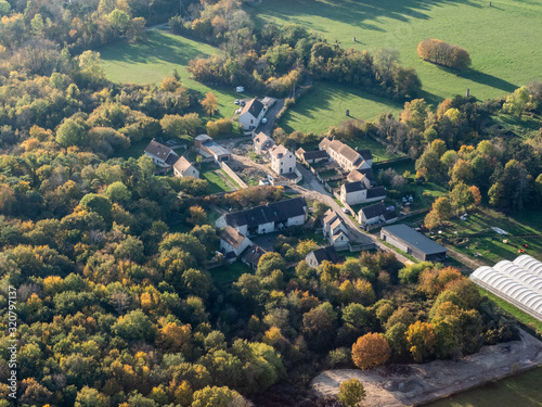 Fototapeta Naklejka Na Ścianę i Meble -  vue aérienne du château de Villarceaux à l'automne dans le Val d'Oise en france