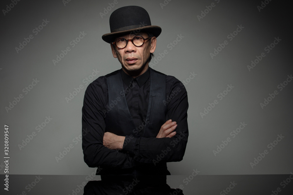 Homme asisatique avec chapeau melon Homme asisatique avec chapeau melon