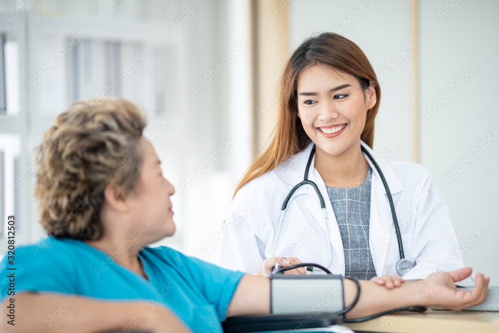 Elderly female patients feel happy that they have been examined by a doctor. Elderly female patients feel happy that they have been examined by a doctor.