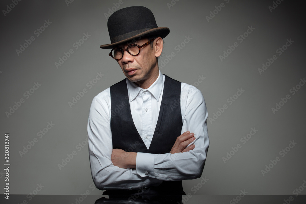 Homme asisatique avec chapeau melon Stock Photo