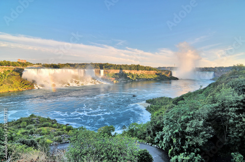 Niagara – wodospad na rzece Niagara, na granicy Kanady, prowincja Ontario i USA, stan Nowy Jork.  © robnaw