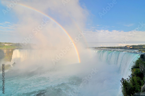 Niagara     wodospad na rzece Niagara  na granicy Kanady  prowincja Ontario i USA  stan Nowy Jork. 