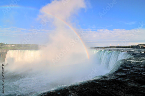 Niagara – wodospad na rzece Niagara, na granicy Kanady, prowincja Ontario i USA, stan Nowy Jork. 