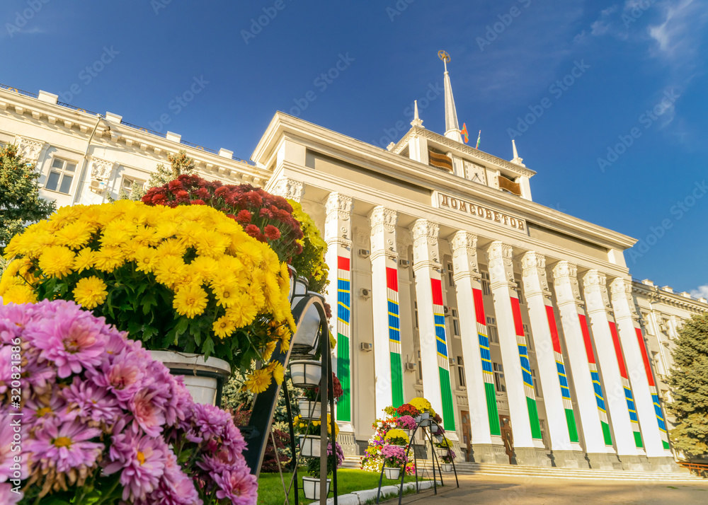 Obraz na płótnie Presidential palace in Tiraspol during spring time. Colorful flowers suroundings by soviet buildings. Moldova w salonie