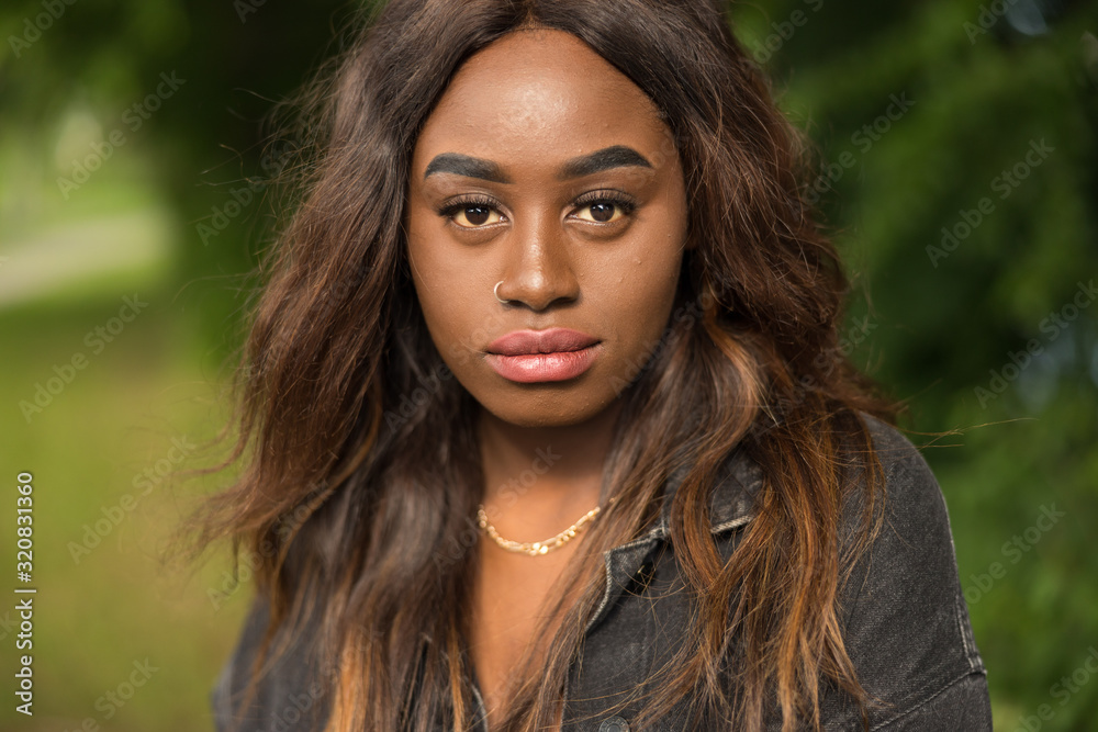 Junge Afroamerikanerin im Porträt Junge Afroamerikanerin im Porträt