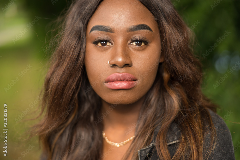 Junge Afroamerikanerin im Porträt Junge Afroamerikanerin im Porträt
