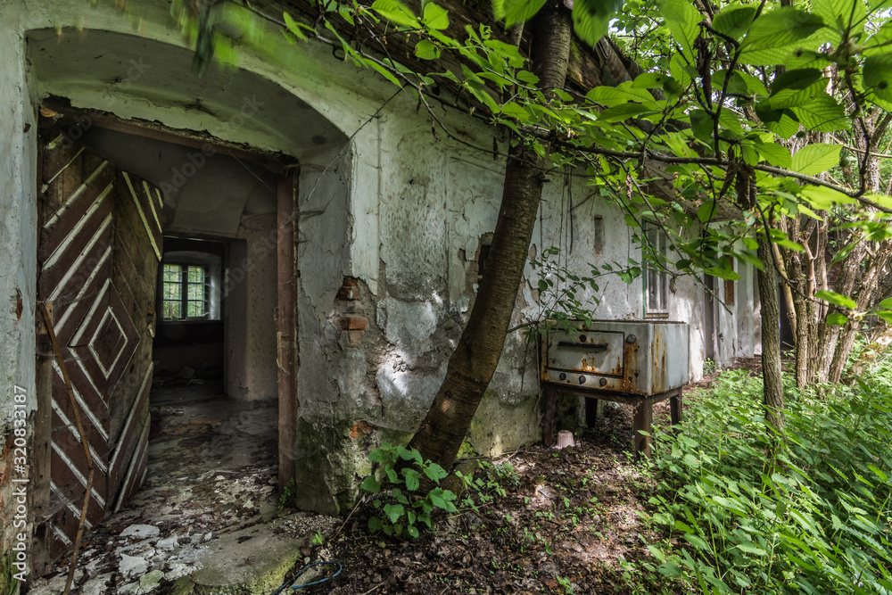 offfene tuere in einem bauernhaus offfene tuere in einem bauernhaus
