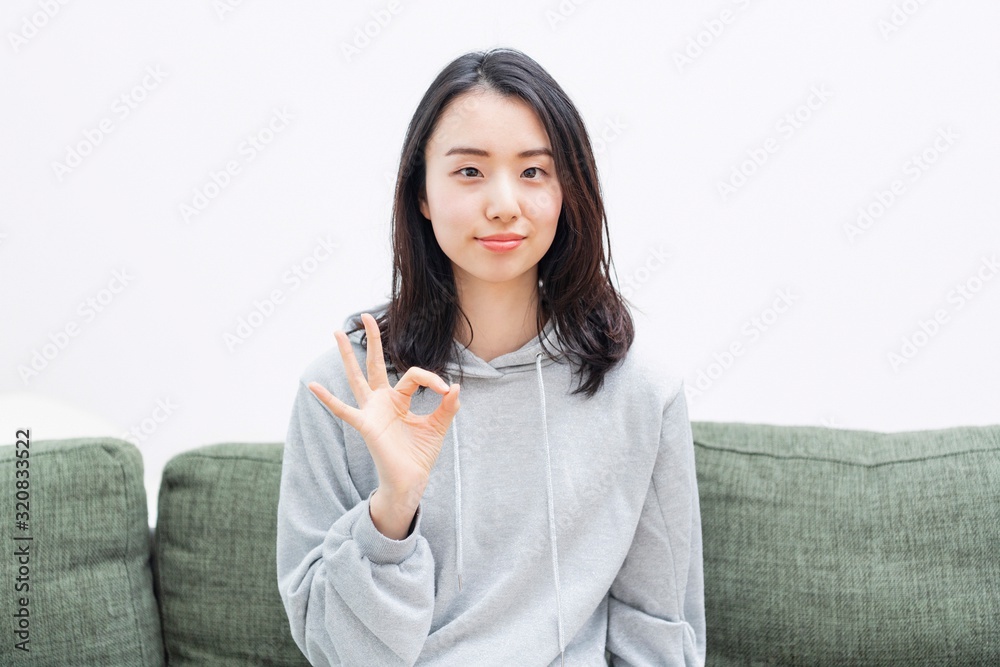 OKサインを作る若い女性