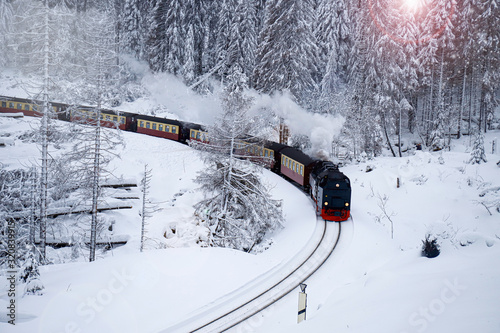 Alte Dampflok fährt durch die Berge im Harz