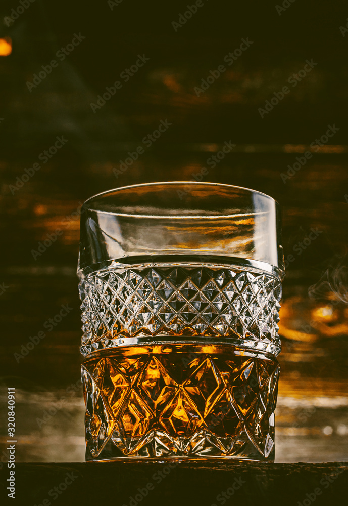 čaša viskija s ledom na drvenom stolu okruženom dimom #320840911 - Alkohol  - CERADA