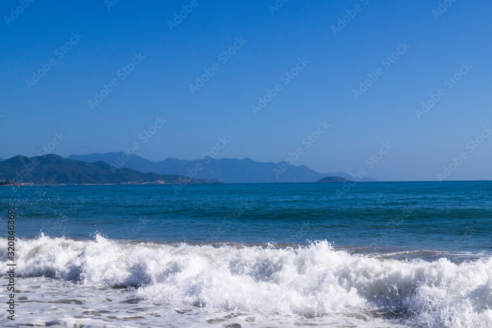 sea ​​waves run onto the beach