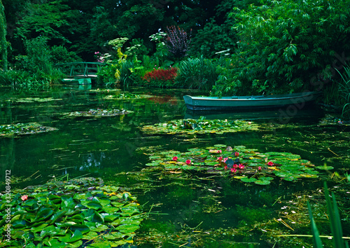 Photo The Lilypond with the flowering water lillies at Claude Monet’s garden
