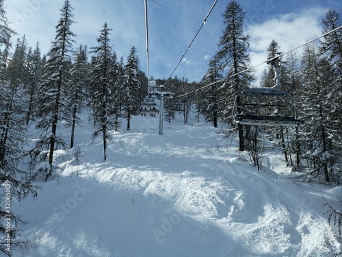Montagne de vallousise à puy saint vincent dans les hautes alpes station de ski avec neige remonte pente et télésiège, sport d'hiver