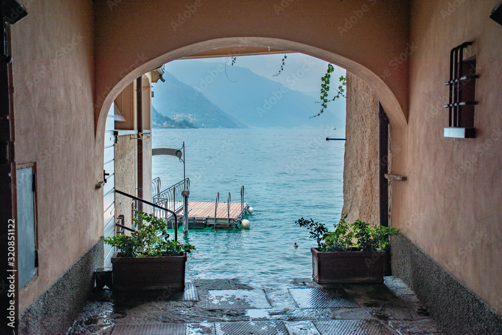 Arche et lac de côme et lac de garde en italie du nord à côté de Bellagio varenna menaggio