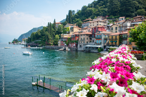 Fototapeta Naklejka Na Ścianę i Meble -  lac de côme et lac de garde en italie du nord à côté de Bellagio varenna menaggio bellano dervio dongo mandello