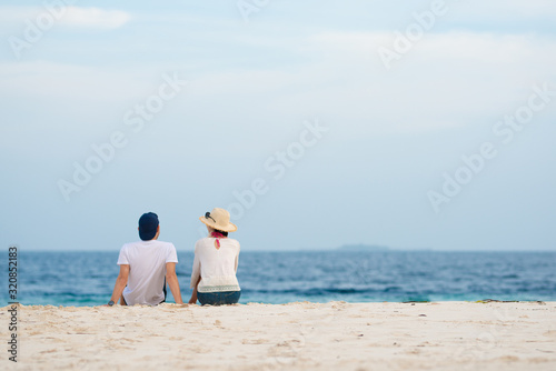 砂浜に座って話すカップル © hakase420