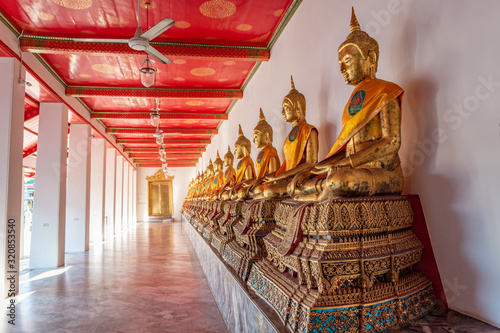 Photography Statue et Wat Pho, temple traditionnel en or et dorure avec boudha dans la capit