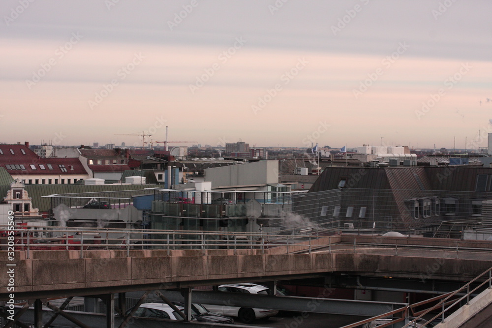 Hamburger Skyline bei mittelmäßigem Wetter.