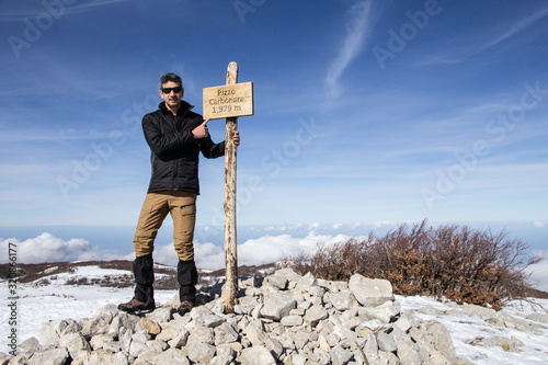 Escursionista in cima alla montagna. Pizzo Carbonara nelle Madonie in Sicilia