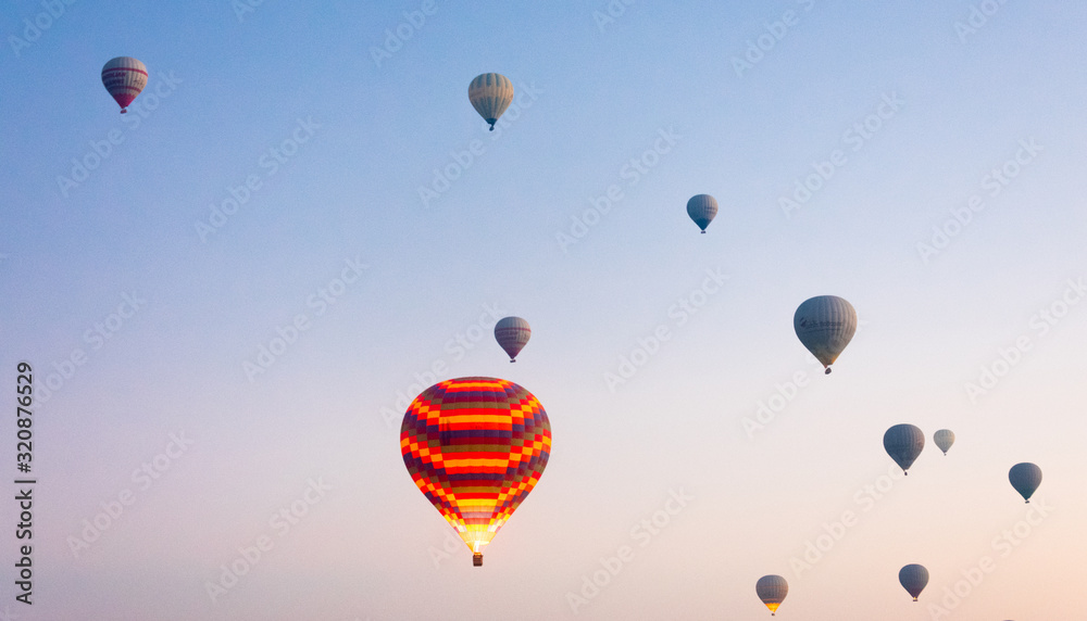 Fototapeta premium Lit - hot air balloons