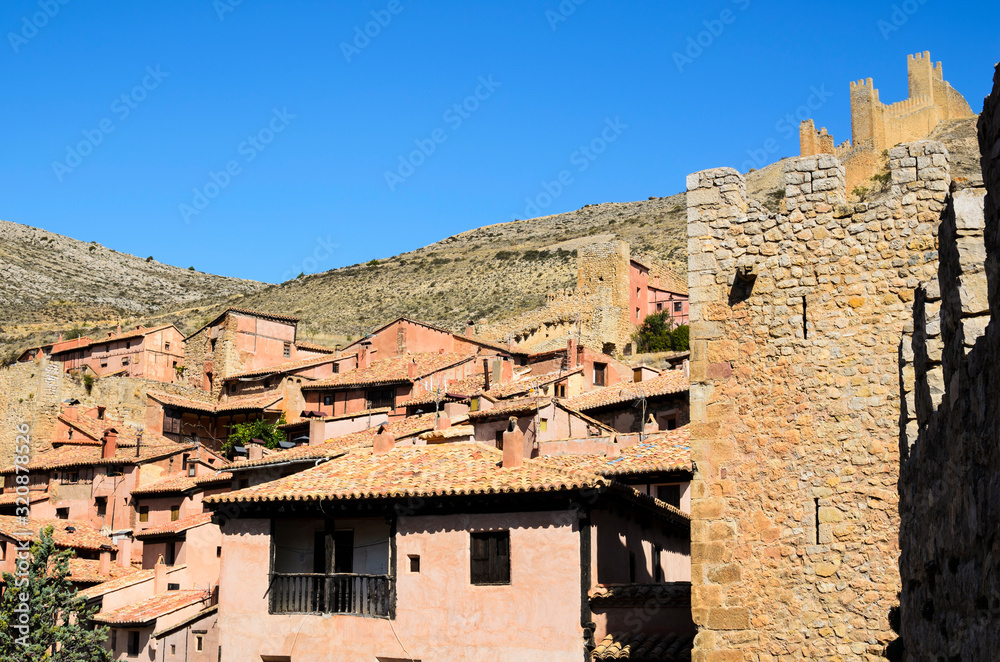 Albarracín, Teruel, Casas tipicas y torre de la muralla