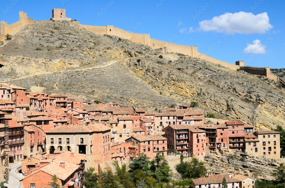 Albarracín, Teruel, vista de la población, con las típicas casas rojas y murallas