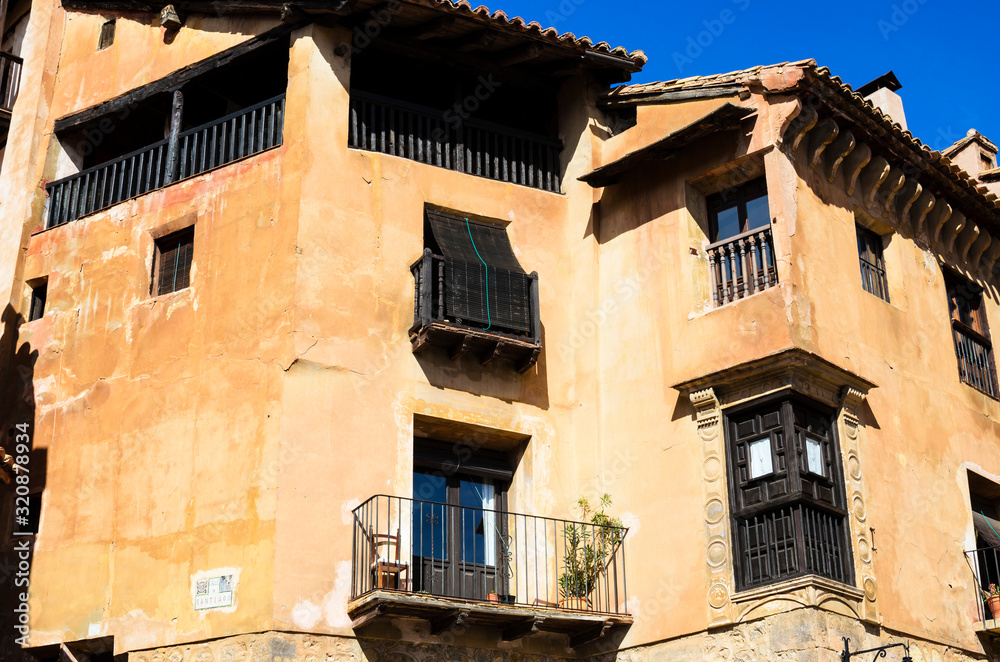 Albarracín, Teurel, casas típicas de paredes rojizas