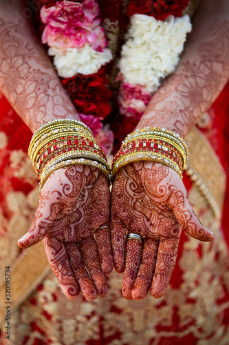 henna on hands