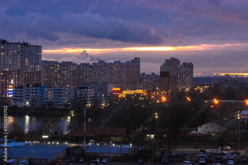 Obraz premium Wieczór w Kijowie na Ukrainie.