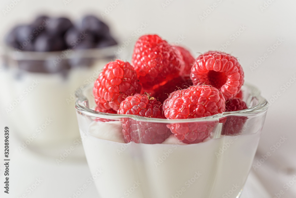 Griechischer Joghurt mit Beeren