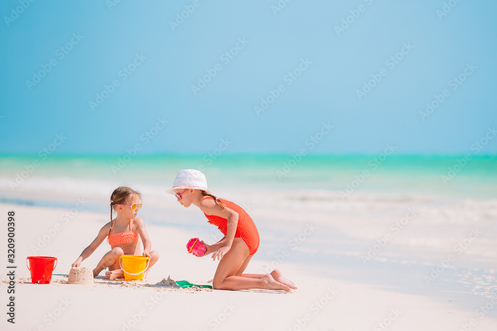 Φωτογραφία Adorable little girl playing with beach toys on white tropial beach
