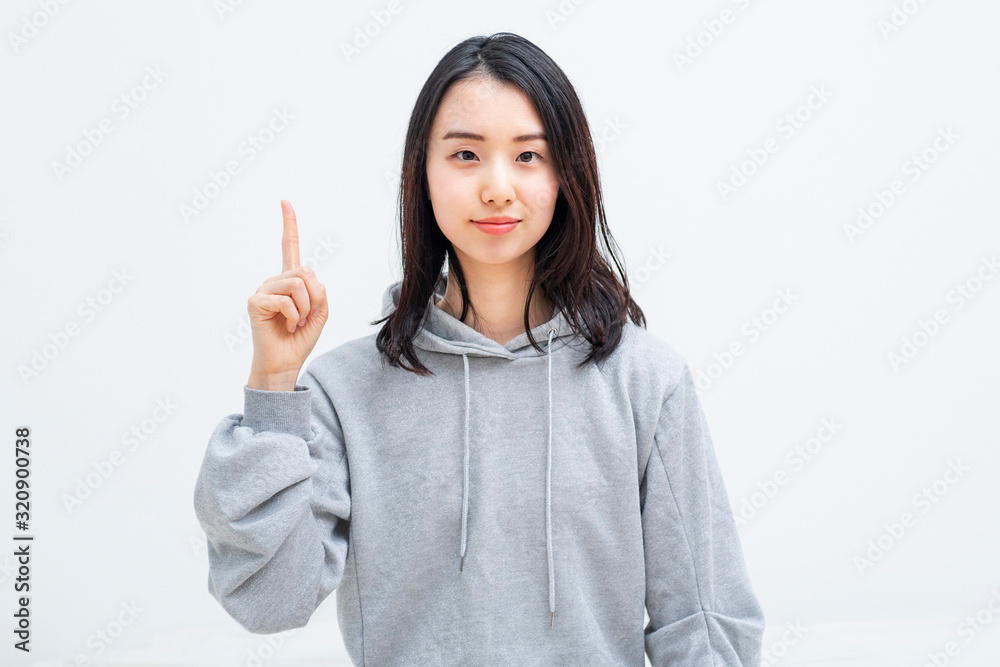 人差し指を立てる女性 人差し指を立てる女性