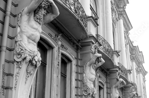 Foto Statues of Atlantes, part of the decoration of an ancient building